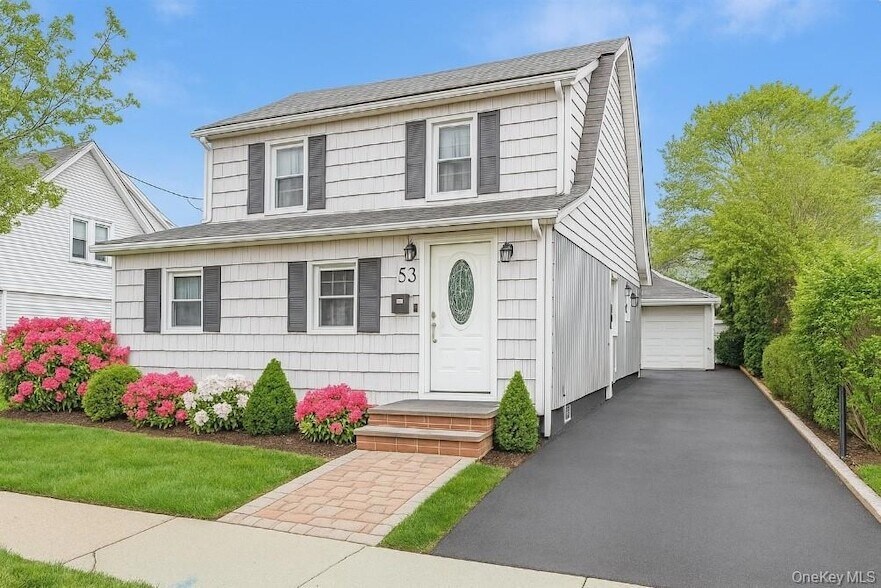 53 Washington Ave in Mineola, NY - Foto de edificio