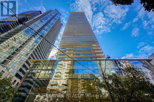 33 Charles St E in Toronto, ON - Building Photo - Building Photo