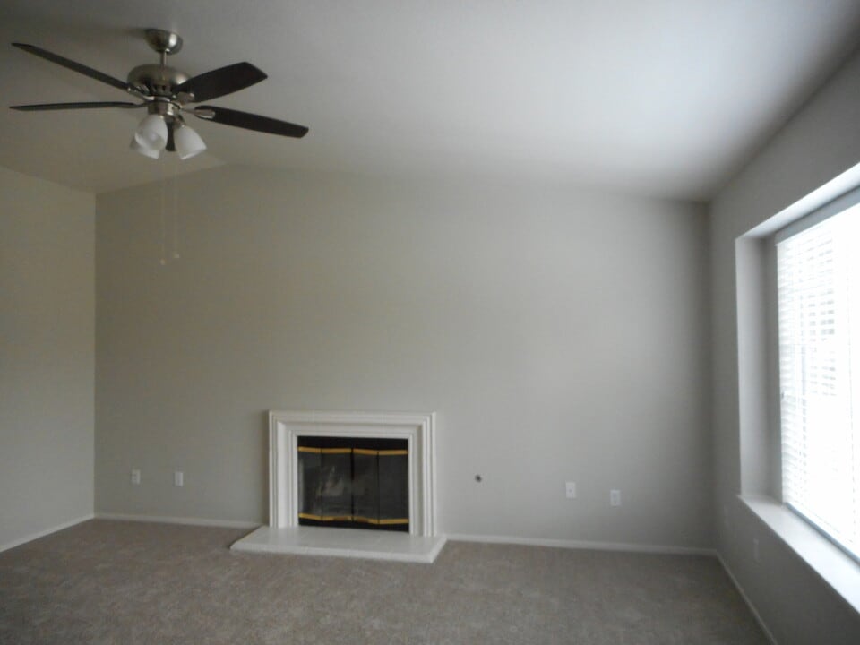 2211 W Sweet Ct in Visalia, CA - Building Photo