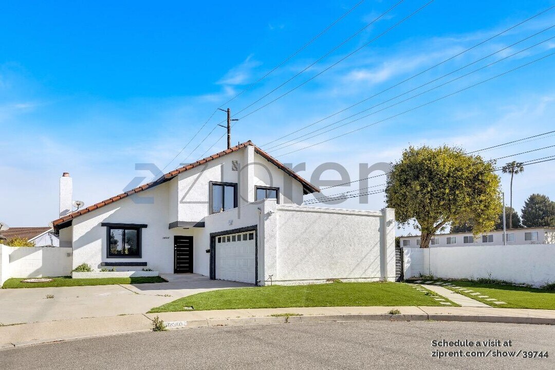 10981 Slater Ave in Fountain Valley, CA - Building Photo