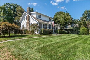 303 Wakeman Rd in Fairfield, CT - Building Photo