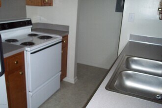 1217 E Fire Tower Rd-Unit -D in Greenville, NC - Building Photo - Building Photo
