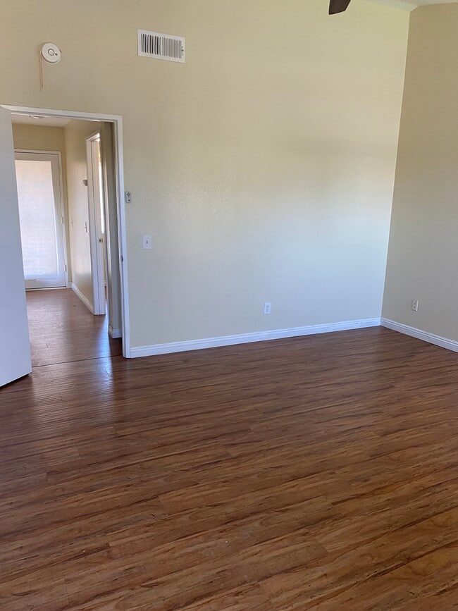 1850 E Avenue J2, Unit 1 in Lancaster, CA - Foto de edificio - Building Photo