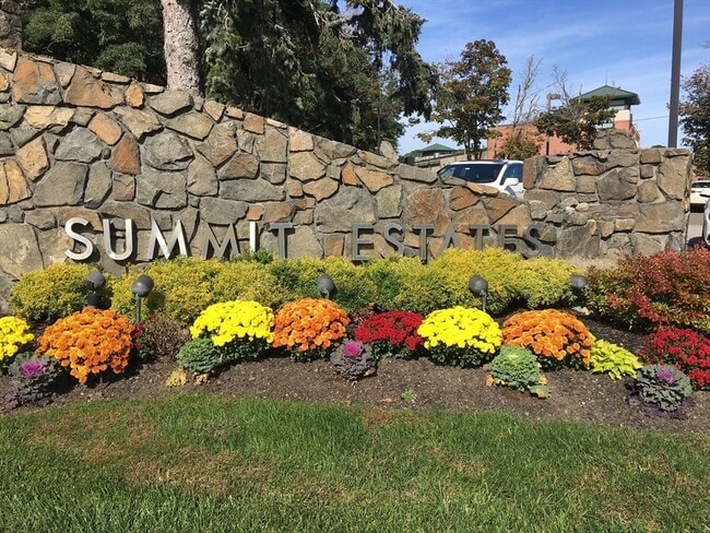 property at 1006 Paradise Rd