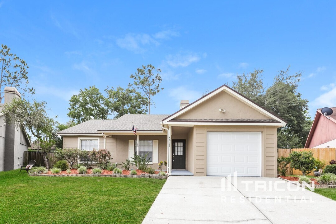 4613 S Country Hills Ct in Plant City, FL - Building Photo