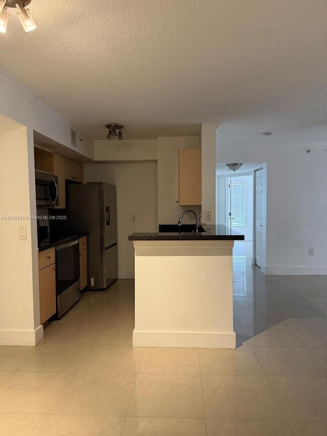 2433 Centergate Dr in Miramar, FL - Building Photo - Building Photo