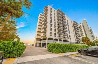 7928 West Dr in North Bay Village, FL - Building Photo - Building Photo