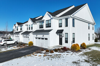 Toll Brothers at Hudson Landing in Wappingers Falls, NY - Foto de edificio - Building Photo