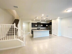 2406 Dubai St in Kissimmee, FL - Foto de edificio - Building Photo