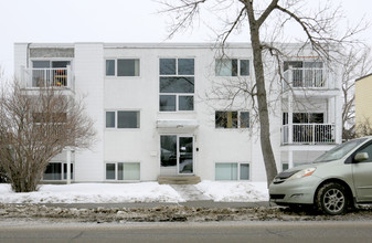 4019 26th Ave SW in Calgary, AB - Building Photo - Building Photo