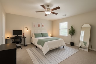 13416 Alpine Dr, Unit Bedroom #1 Downstairs in Charlotte, NC - Foto de edificio - Building Photo