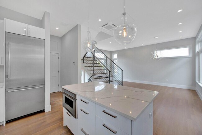 297 Concord Ave, Unit 1 in Cambridge, MA - Building Photo - Building Photo