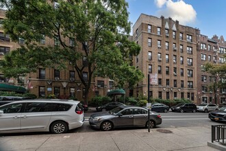 Maple Court Apartments in Jackson Heights, NY - Building Photo - Building Photo