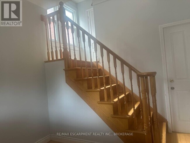 64 Gage Ave S in Hamilton, ON - Building Photo - Building Photo