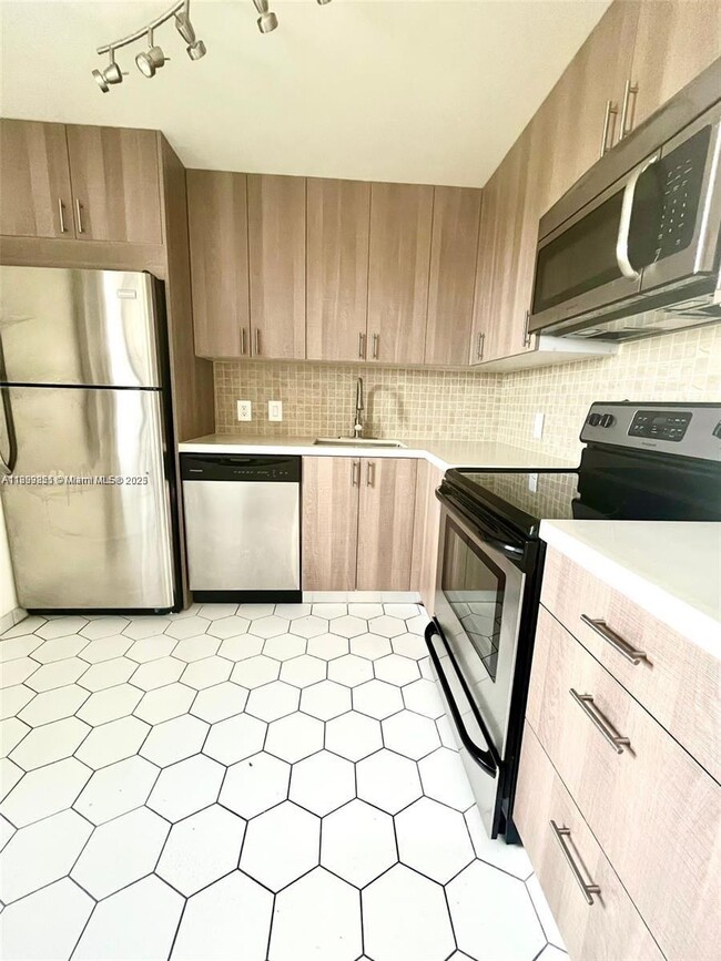 property at 3101 N Country Club Dr