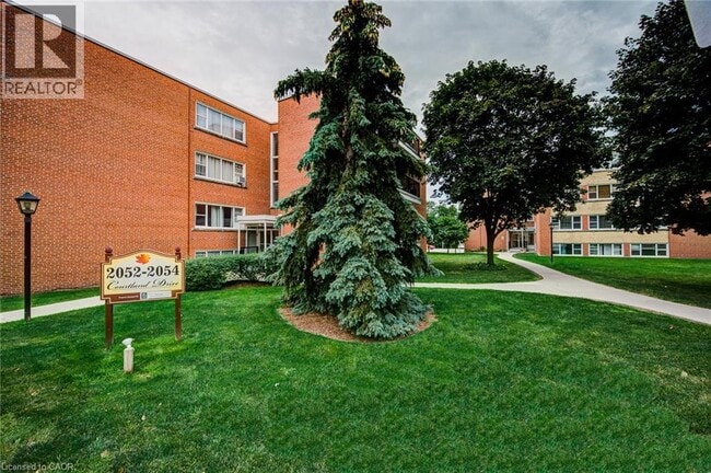property at 2052 Courtland Dr