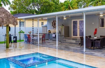348 Minola Dr in Miami Springs, FL - Building Photo - Building Photo