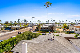 706 Vista Way in Oceanside, CA - Building Photo - Building Photo