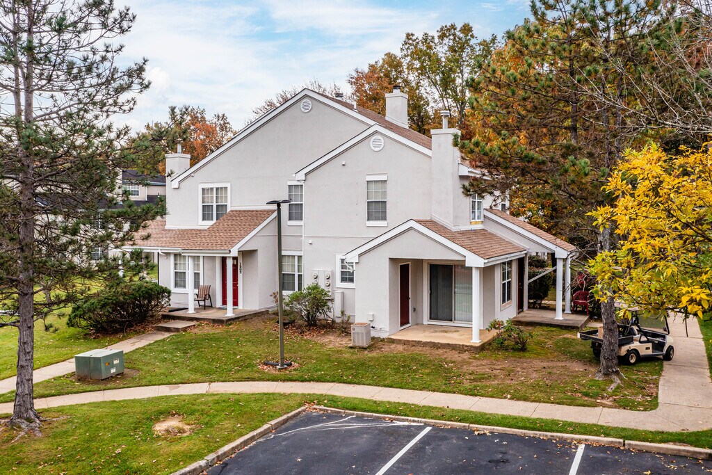 Royal Oaks and East Gardens Apartments in Monmouth Junction, NJ