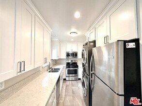 1051 S Sherbourne Dr in Los Angeles, CA - Building Photo - Building Photo