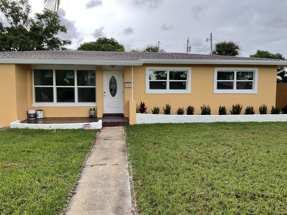 723 Evergreen Dr in West Palm Beach, FL - Building Photo