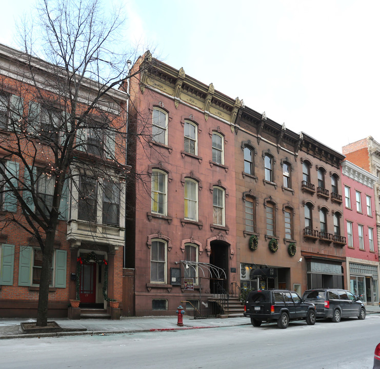 87 4th St in Troy, NY - Building Photo