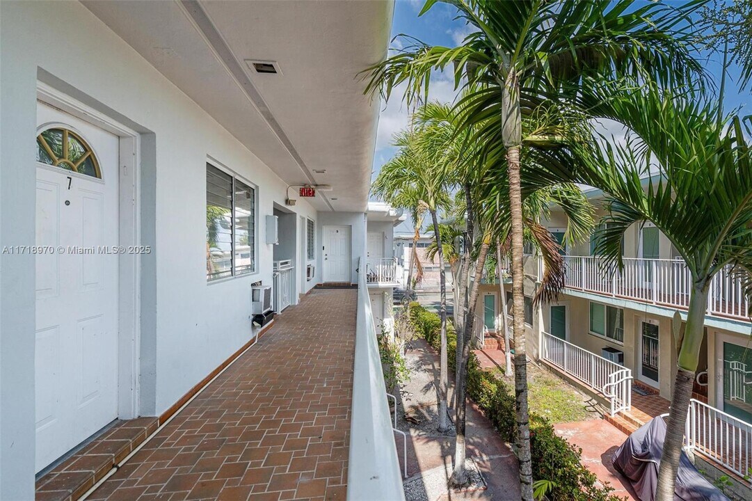 7721 Dickens Ave in Miami Beach, FL - Building Photo