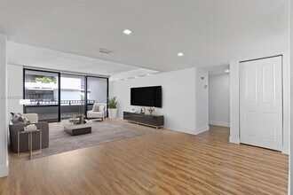 13953 Kendale Lakes Cir in Miami, FL - Building Photo - Building Photo