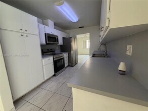 6895 Loch Ness Dr in Miami Lakes, FL - Building Photo - Building Photo