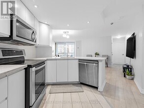 77 Maitland Pl in Toronto, ON - Building Photo - Building Photo