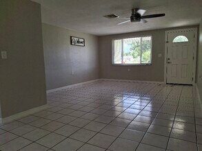 1663 Plum Tree Rd in Holiday, FL - Foto de edificio - Building Photo