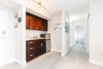 Grand Court Lakes in North Miami, FL - Foto de edificio - Interior Photo