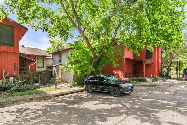 property at 6921 10 Oaks Cir