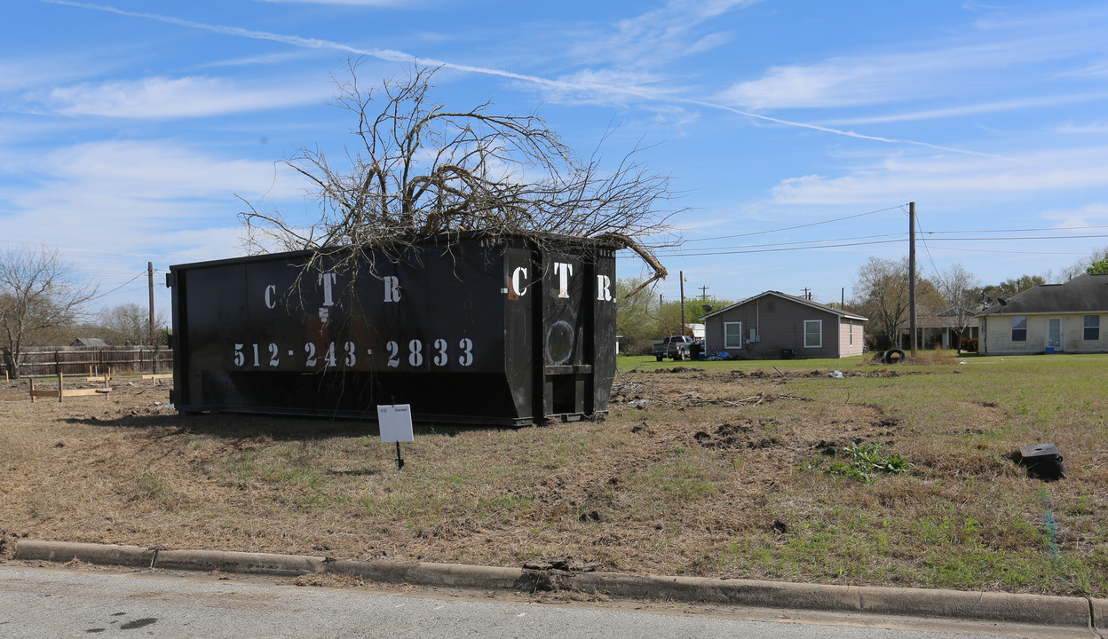 1308 Hausman in Lockhart, TX - Foto de edificio