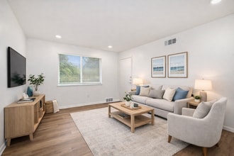 Royal Court Apartments in Overland Park, KS - Foto de edificio - Building Photo