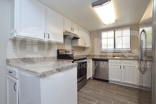 925 N College Ave in Tempe, AZ - Building Photo