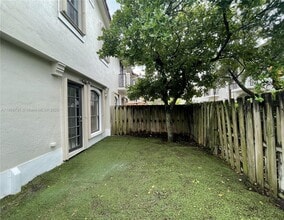 3252 NW 103rd Pl in Doral, FL - Building Photo - Building Photo