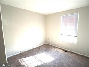 8 Asbury Way in Sterling, VA - Building Photo - Building Photo