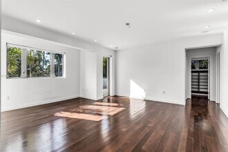 5625 N Bay Rd in Miami Beach, FL - Building Photo - Building Photo