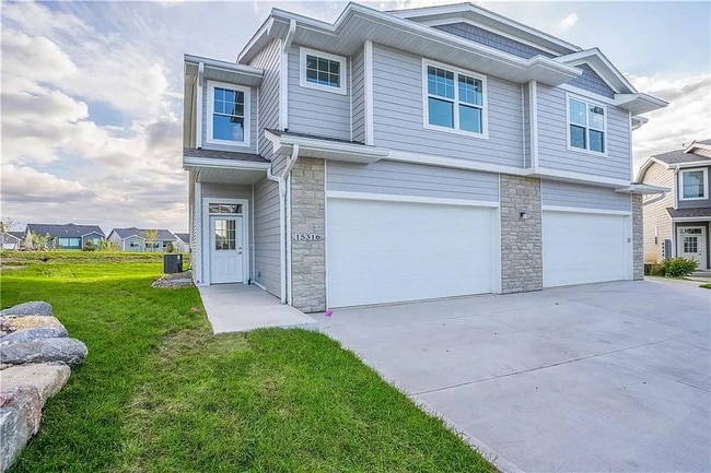 15304 Goldenrod Dr in Urbandale, IA - Building Photo - Building Photo