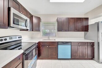 607 SW 76th Terrace in North Lauderdale, FL - Foto de edificio - Building Photo