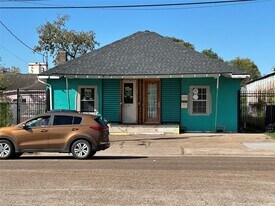 304 Lockwood Dr in Houston, TX - Building Photo