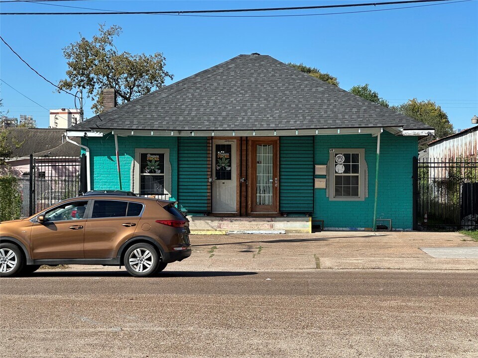 304 Lockwood Dr in Houston, TX - Building Photo