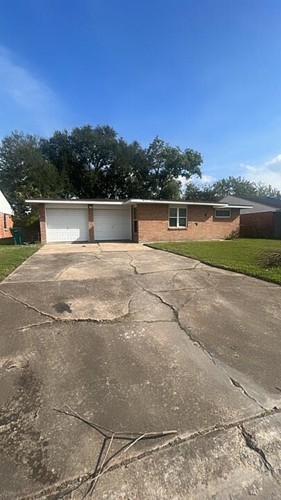 2127 Walnut Ln in Pasadena, TX - Foto de edificio