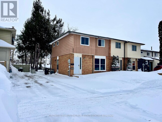11 Chaucer Crescent in Barrie, ON - Building Photo - Building Photo
