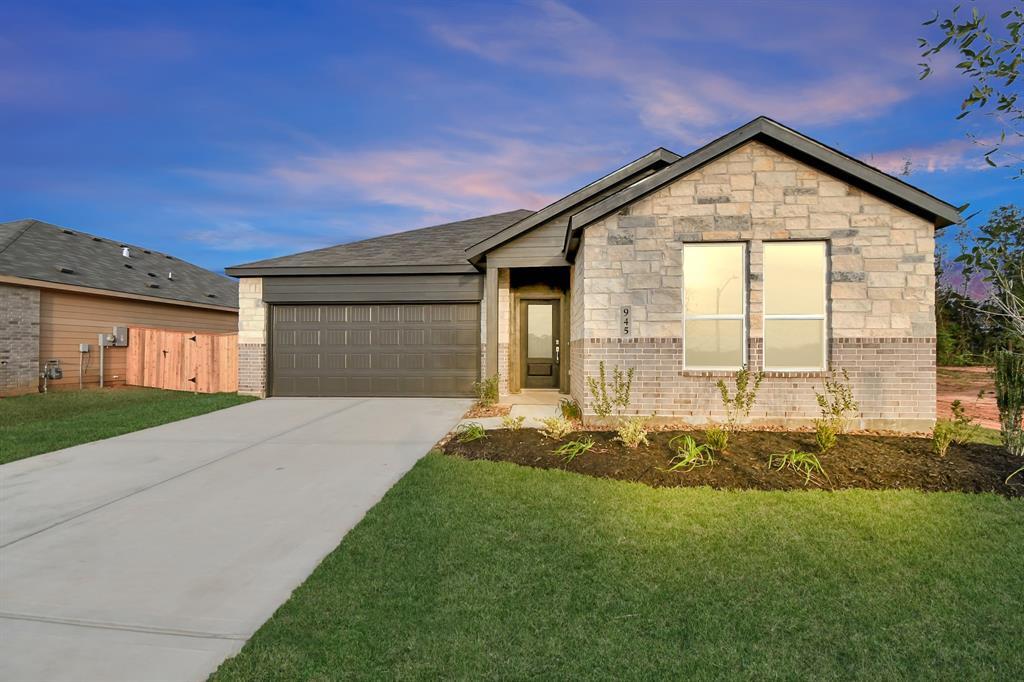 945 Garden Path Dr in Willis, TX - Foto de edificio