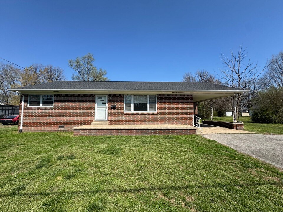 1000 Walnut St in Murray, KY - Building Photo