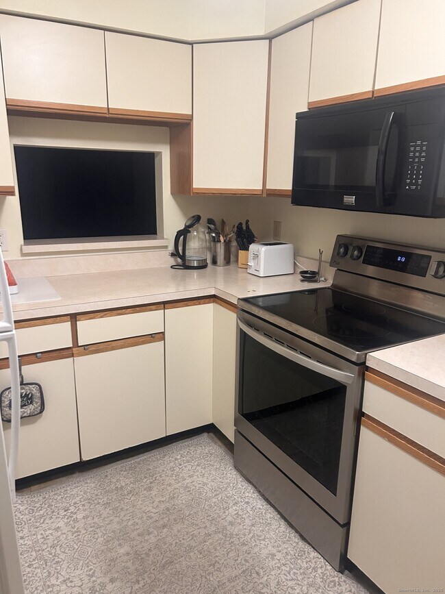 1367 Hanover Ave in Meriden, CT - Building Photo - Building Photo