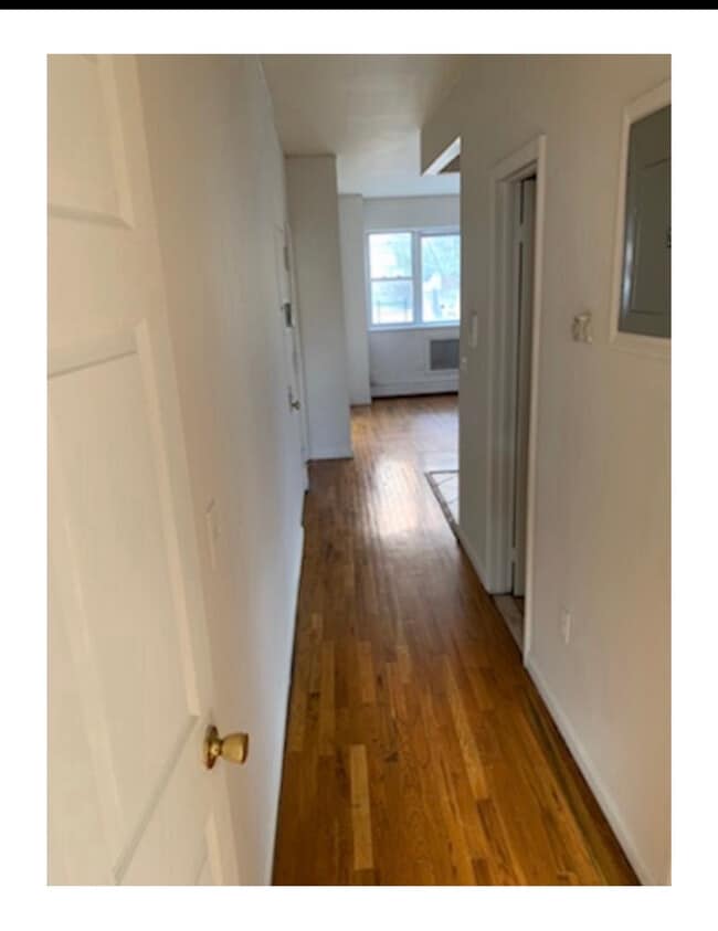 806 E 216th St, Unit 3 in Bronx, NY - Building Photo - Building Photo