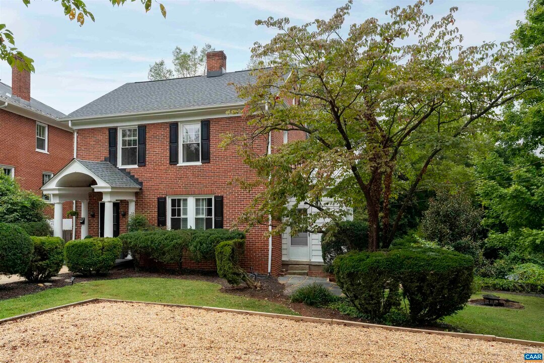 883 Locust Ave in Charlottesville, VA - Building Photo